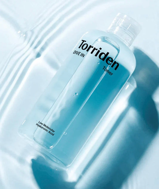 Torriden Dive-In Low Molecular Hyaluronic Acid Toner 300ml clear bottle front view on white background, showcasing the Dive-In label and fresh blue design.