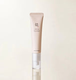 Demonstrating the lightweight, non-sticky texture of the Light On Serum