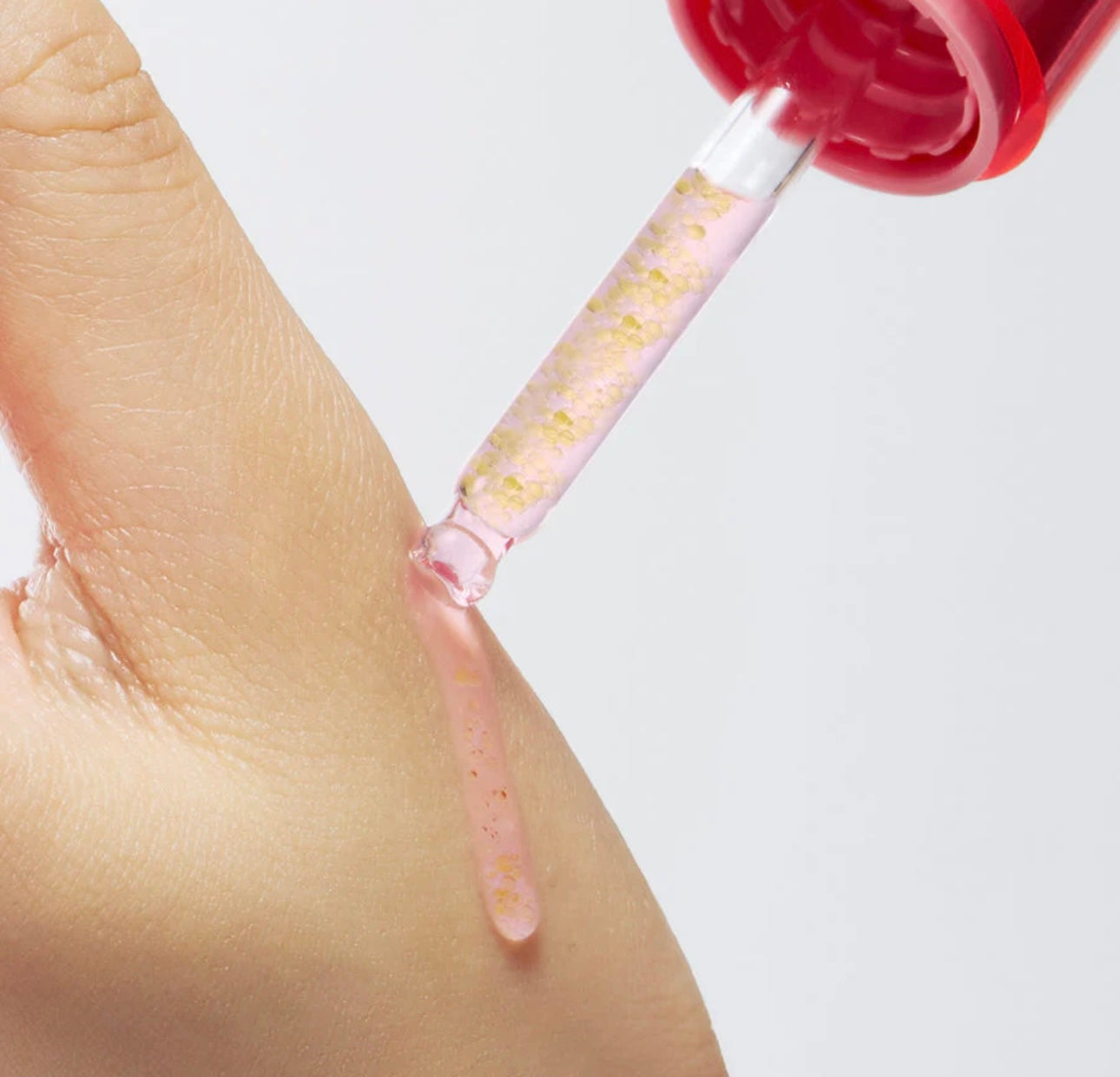 The lightweight, fast-absorbing texture of the Purito retinal serum on fingertips.